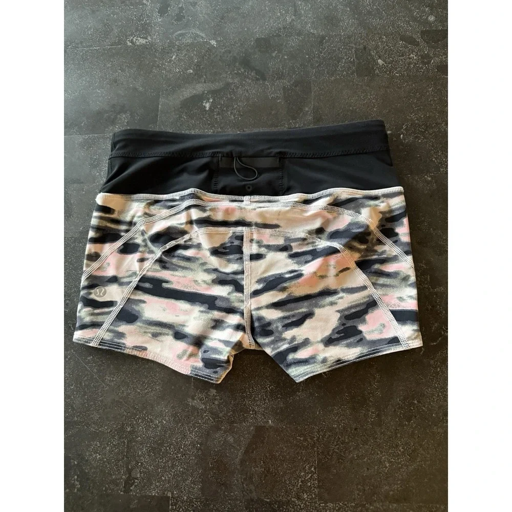 Lululemon Water‎ Bound Run Swim Shorts Size 4 Wamo Camo Reversible Pink Black